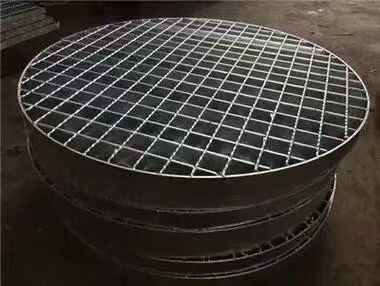 Q235 Grille en acier au carbone avec une surface galvanisée et dentelée à chaud pour une résistance et une durabilité élevées