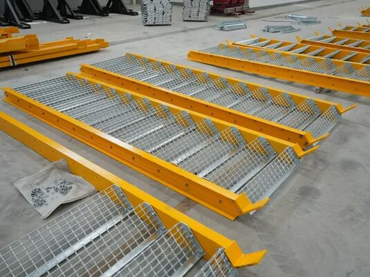 Trappe d'escalier à grille en acier galvanisé à chaud avec grille à barres dentelées pour une résistance et une sécurité élevées